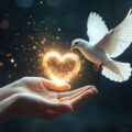 Руки выпускающие светящееся сердце символ освобождения от прошлого.