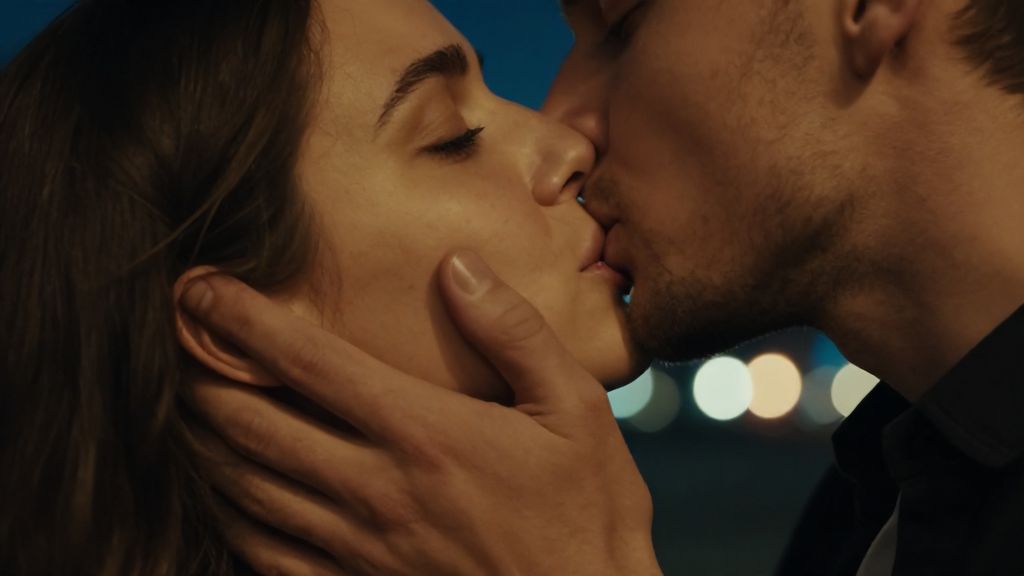 Крупный план нежного прикосновения влюбленных ночью