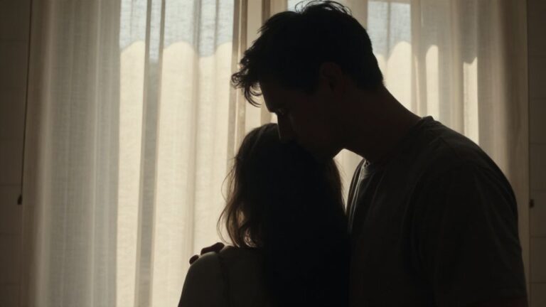 Нежное проявление чувств парня к девушке в домашней обстановке