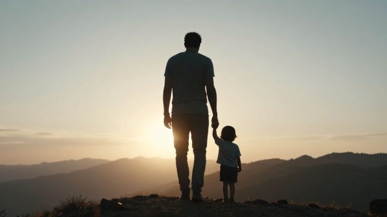 Силуэт отца и ребенка на фоне заката