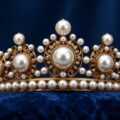 Драгоценная диадема с жемчугом на синем бархате