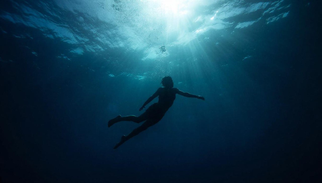 Погружение в мутную морскую воду во сне