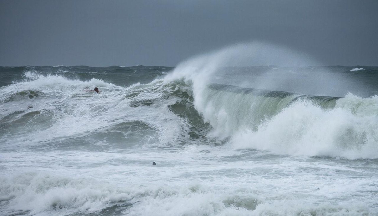 Нырять в штормовое море во сне