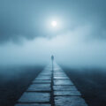 Мистический туман во сне на пустой дороге как символ неопределенности и поиска ответов в подсознании.
