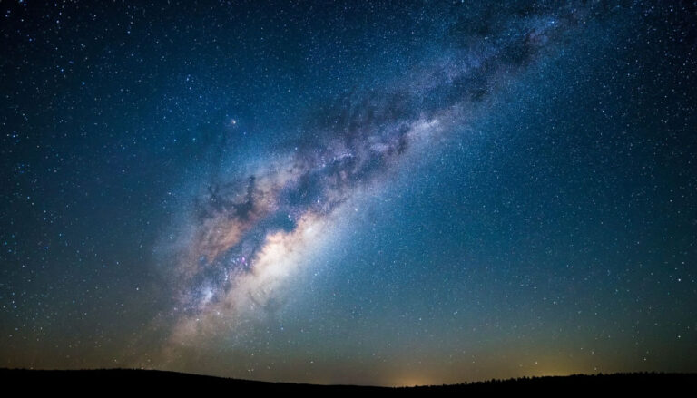 Звездное небо с млечным путем и яркими созвездиями
