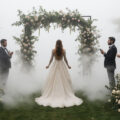 Сюрреалистичный сон о свадьбе невесты с размытым образом бывшего партнера в туманном саду