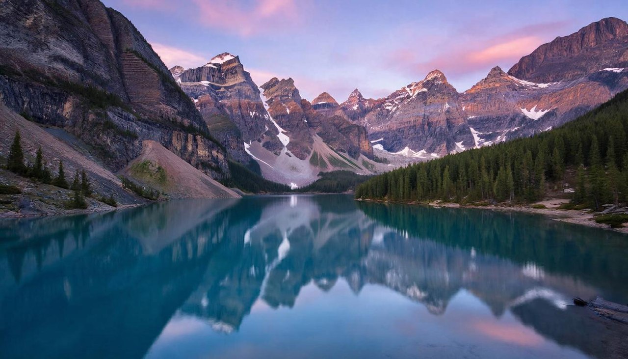 Завораживающий горный пейзаж с озером на рассвете в высоком качестве.